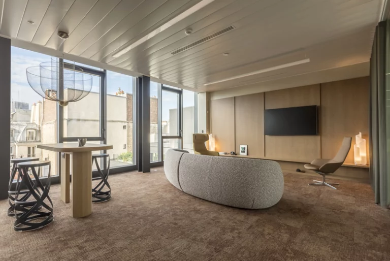 Mobilier haut de gamme en bois sur mesure pour un bureau d’entreprise à Paris – JKS Ébénistes
