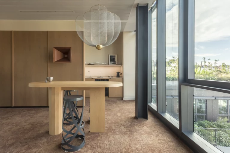 Coin kitchenette et table haute en bois sur mesure – Réalisation JKS Ébénistes à Paris